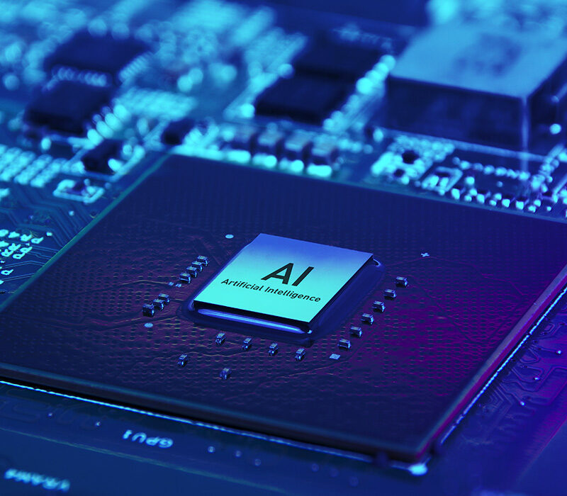 Close-up van AI-chip op een moederbord, symbool voor kunstmatige intelligentie in hightech infrastructuur