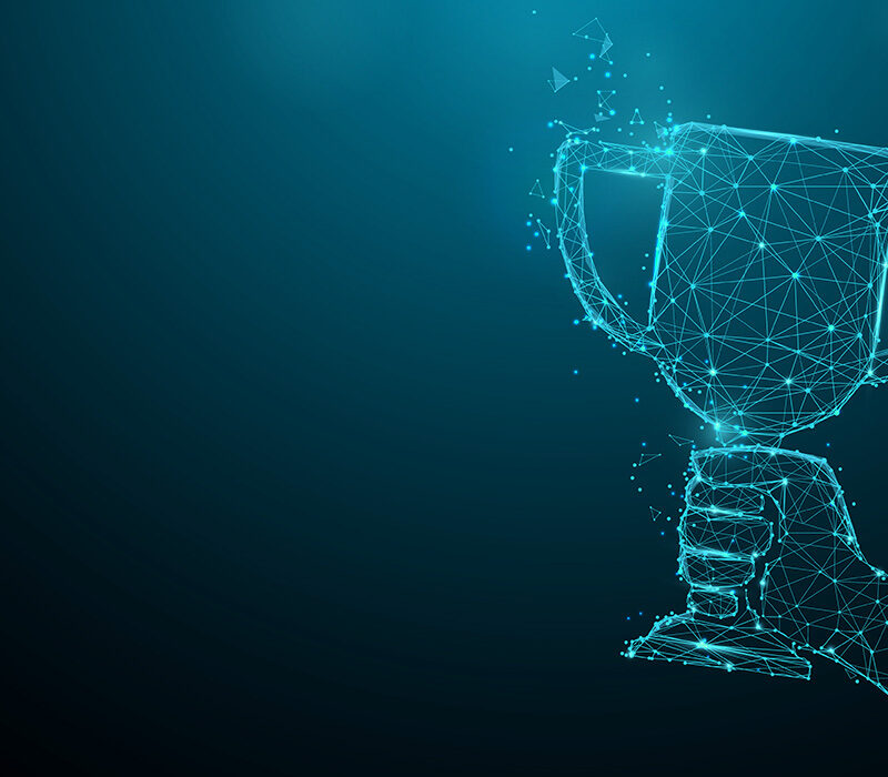 Gestileerde digitale hand houdt een wireframe trofee vast, symbool voor AI-gedreven cybersecurityprestatie