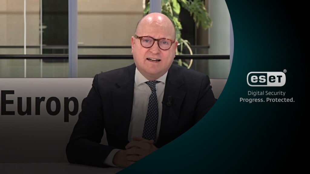 Bart Groothuis in pak spreekt voor camera met EU-achtergrond.