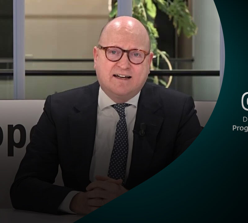 Bart Groothuis in pak spreekt voor camera met EU-achtergrond.