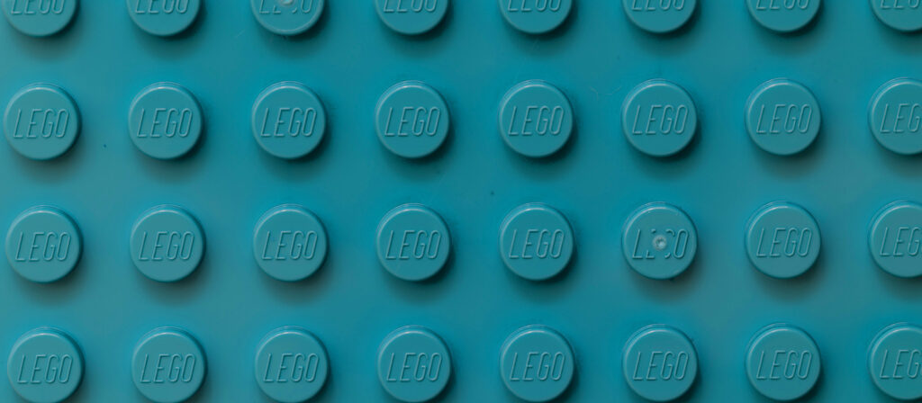 Lichtblauwe LEGO-bouwplaat als metafoor voor het stap voor stap opbouwen van managed services