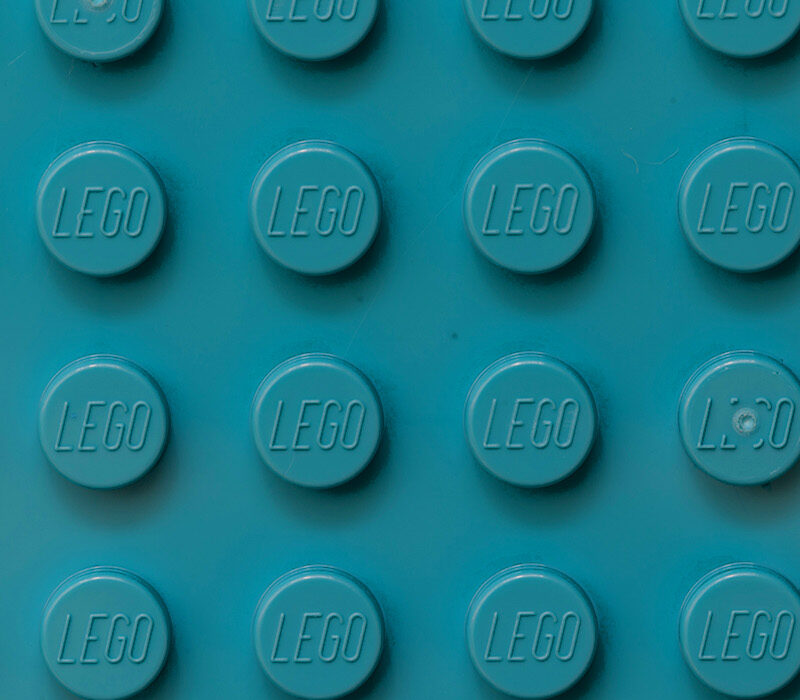 Lichtblauwe LEGO-bouwplaat als metafoor voor het stap voor stap opbouwen van managed services