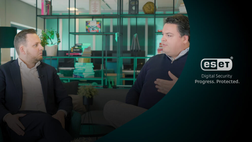 Dave Maasland zit op de bank en is in gesprek