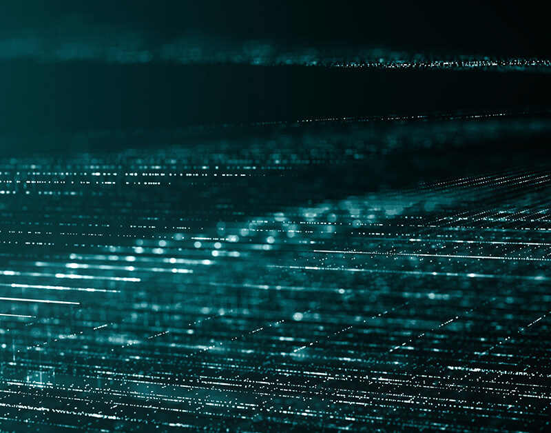 Futuristische digitale visualisatie met horizontale lichtlijnen en kleine, gloeiende deeltjes in een diepblauwe en turquoise kleurstelling, die data-overdracht en cybertechnologie symboliseren.