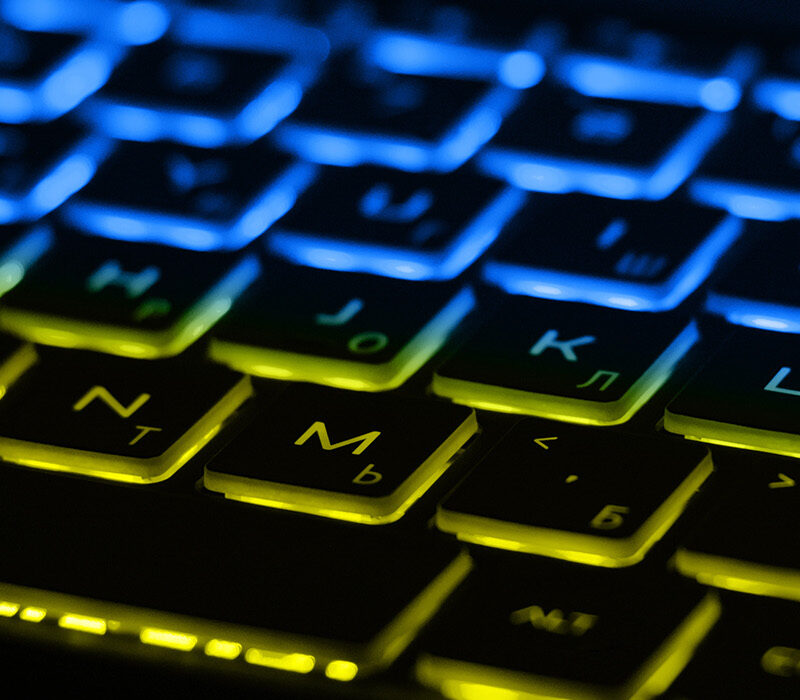 Een toetsenbord met de bovenste helft blauw verlicht en de onderste helft geel verlicht, hintend naar de vlag van Oekraine