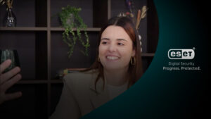 Vrouw glimlacht tijdens gesprek in een modern interieur met wandplanken en planten.