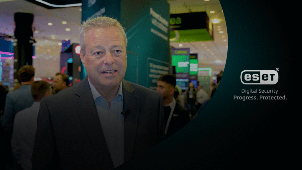 Tony Anscombe spreekt bij de ESET-stand over CVE en AI tijdens RSA Conference 2025.