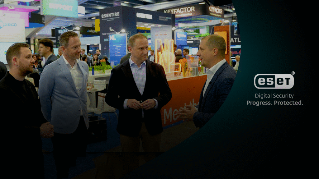 Vier mannen in gesprek voor de NL-paviljoenstand op beursdag 3 van RSA Conference 2025.