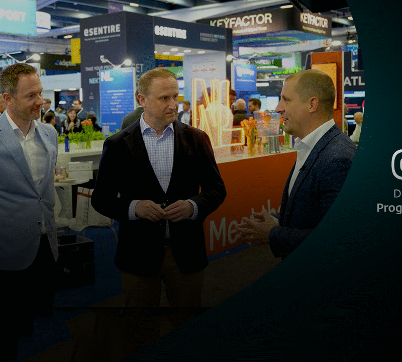 Vier mannen in gesprek voor de NL-paviljoenstand op beursdag 3 van RSA Conference 2025.