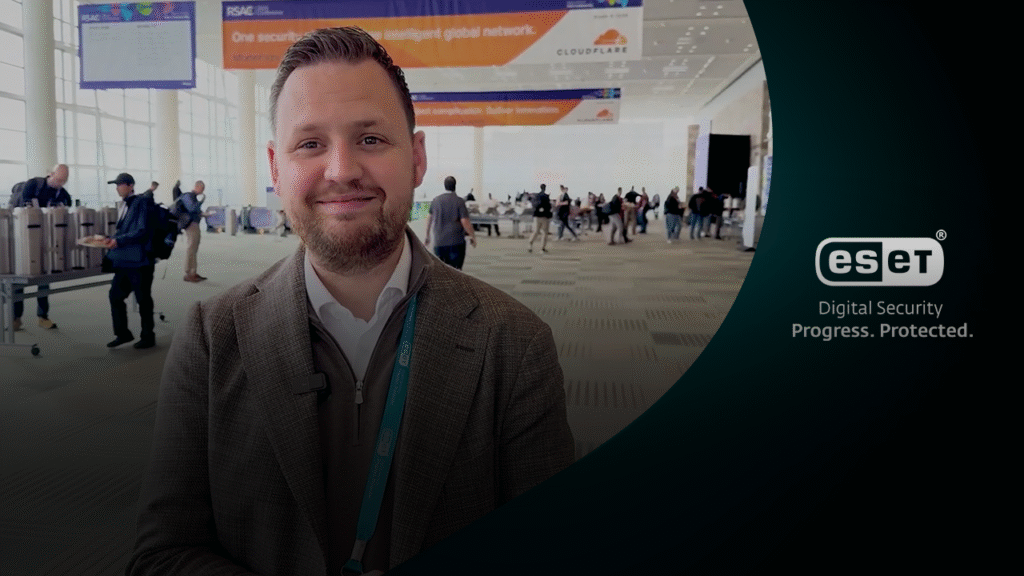 Dave Maasland poseert glimlachend in een lichte hal op beursdag 2 van RSA Conference 2025.