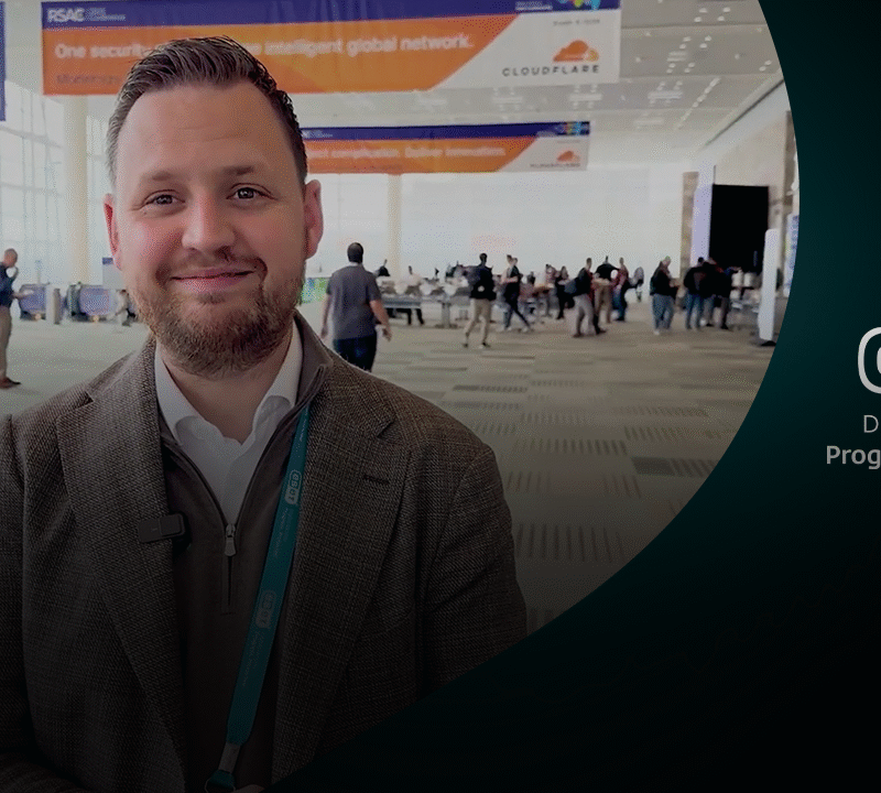 Dave Maasland poseert glimlachend in een lichte hal op beursdag 2 van RSA Conference 2025.